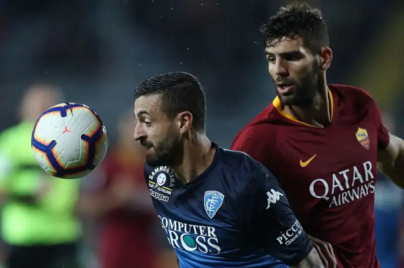 Un gol per tempo di N'Zonzi e Dzeko per la squadra di Di Francesco, che sale a 14 punti, ma che ha sofferto a lungo gli attacchi di un Empoli bello, ma sciupone.