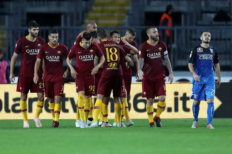 Un gol per tempo di N'Zonzi e Dzeko per la squadra di Di Francesco, che sale a 14 punti, ma che ha sofferto a lungo gli attacchi di un Empoli bello, ma sciupone.