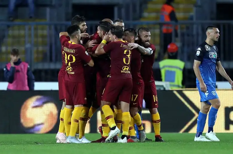 Un gol per tempo di N'Zonzi e Dzeko per la squadra di Di Francesco, che sale a 14 punti, ma che ha sofferto a lungo gli attacchi di un Empoli bello, ma sciupone.