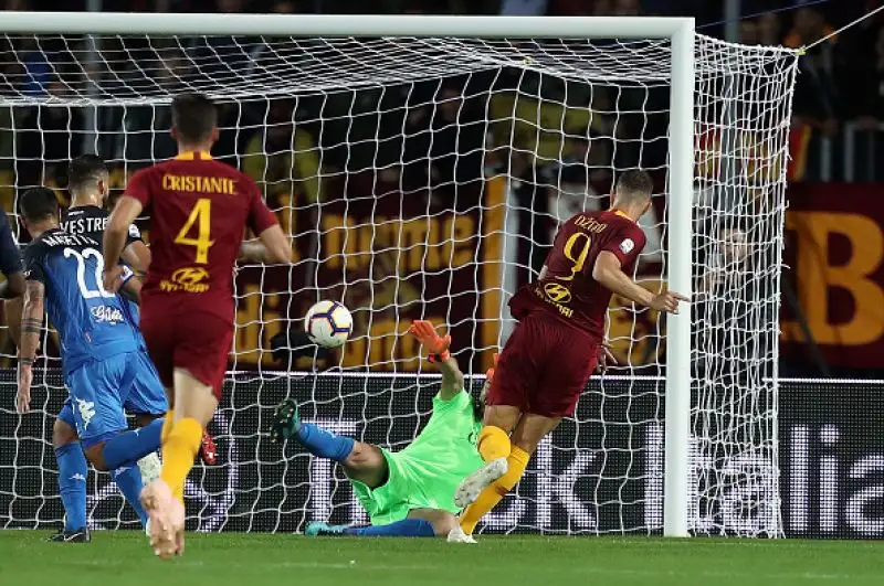 Un gol per tempo di N'Zonzi e Dzeko per la squadra di Di Francesco, che sale a 14 punti, ma che ha sofferto a lungo gli attacchi di un Empoli bello, ma sciupone.