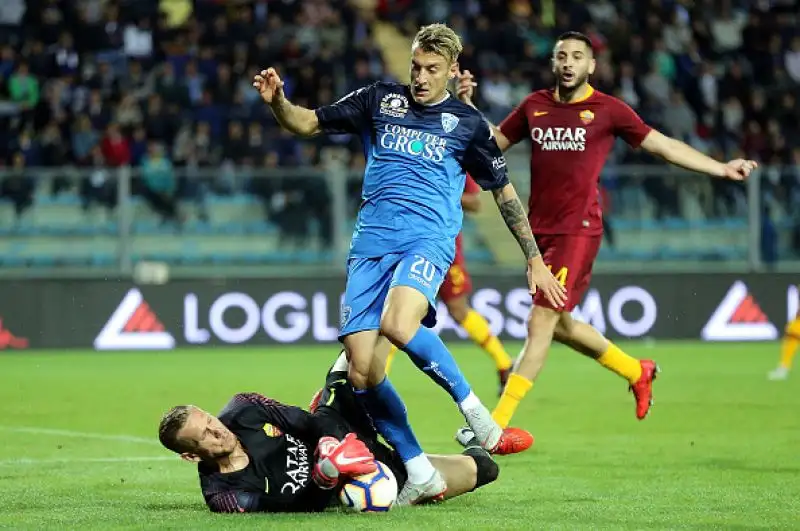 Un gol per tempo di N'Zonzi e Dzeko per la squadra di Di Francesco, che sale a 14 punti, ma che ha sofferto a lungo gli attacchi di un Empoli bello, ma sciupone.