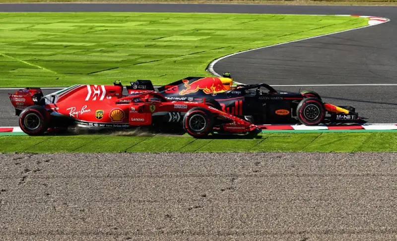 Sul podio con il pilota britannico Bottas e Verstappen. Vettel finisce in testa coda nelle prime fasi della corsa e chiude al sesto posto, Raikkonen è solo quinto.