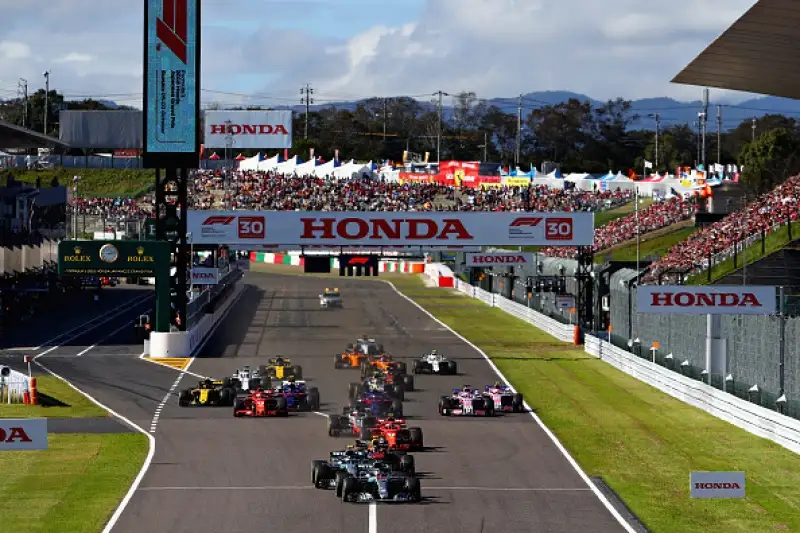 Sul podio con il pilota britannico Bottas e Verstappen. Vettel finisce in testa coda nelle prime fasi della corsa e chiude al sesto posto, Raikkonen è solo quinto.