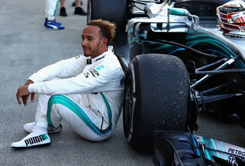 Sul podio con il pilota britannico Bottas e Verstappen. Vettel finisce in testa coda nelle prime fasi della corsa e chiude al sesto posto, Raikkonen è solo quinto.