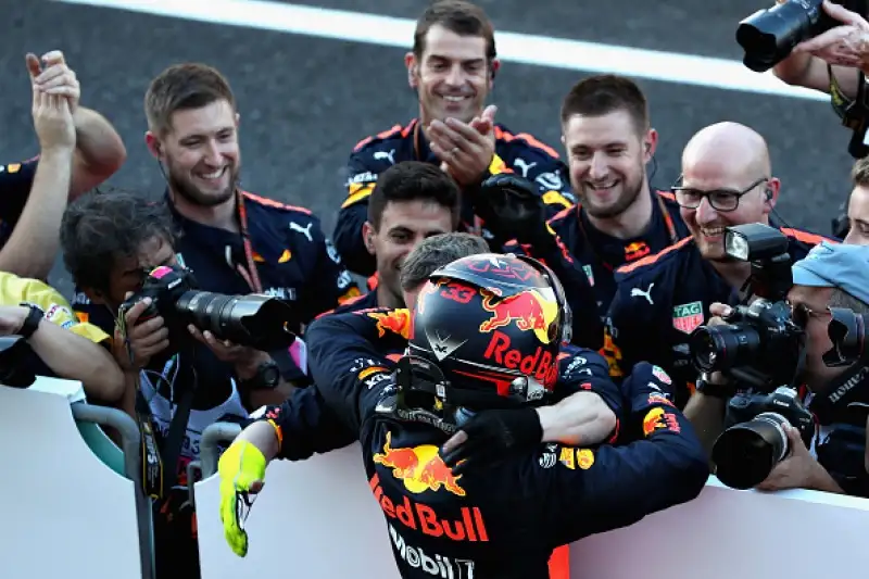 Sul podio con il pilota britannico Bottas e Verstappen. Vettel finisce in testa coda nelle prime fasi della corsa e chiude al sesto posto, Raikkonen è solo quinto.