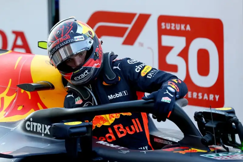 Sul podio con il pilota britannico Bottas e Verstappen. Vettel finisce in testa coda nelle prime fasi della corsa e chiude al sesto posto, Raikkonen è solo quinto.