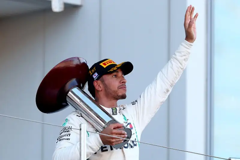 Sul podio con il pilota britannico Bottas e Verstappen. Vettel finisce in testa coda nelle prime fasi della corsa e chiude al sesto posto, Raikkonen è solo quinto.