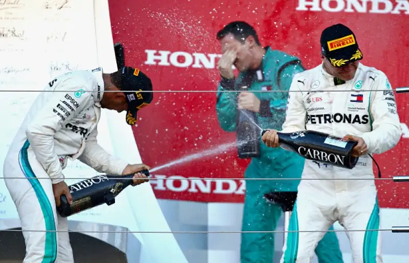 Sul podio con il pilota britannico Bottas e Verstappen. Vettel finisce in testa coda nelle prime fasi della corsa e chiude al sesto posto, Raikkonen è solo quinto.