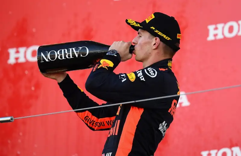 Sul podio con il pilota britannico Bottas e Verstappen. Vettel finisce in testa coda nelle prime fasi della corsa e chiude al sesto posto, Raikkonen è solo quinto.