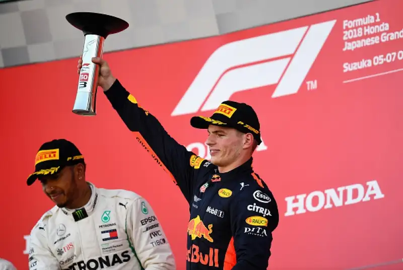 Sul podio con il pilota britannico Bottas e Verstappen. Vettel finisce in testa coda nelle prime fasi della corsa e chiude al sesto posto, Raikkonen è solo quinto.
