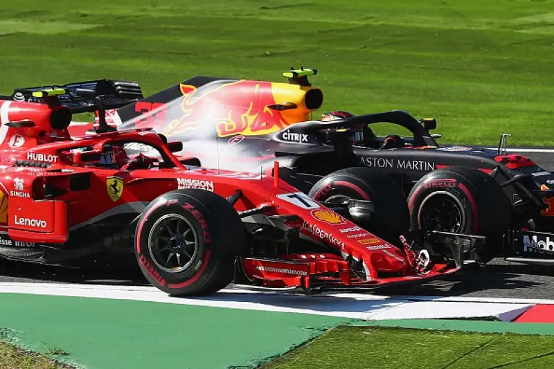 Sul podio con il pilota britannico Bottas e Verstappen. Vettel finisce in testa coda nelle prime fasi della corsa e chiude al sesto posto, Raikkonen è solo quinto.
