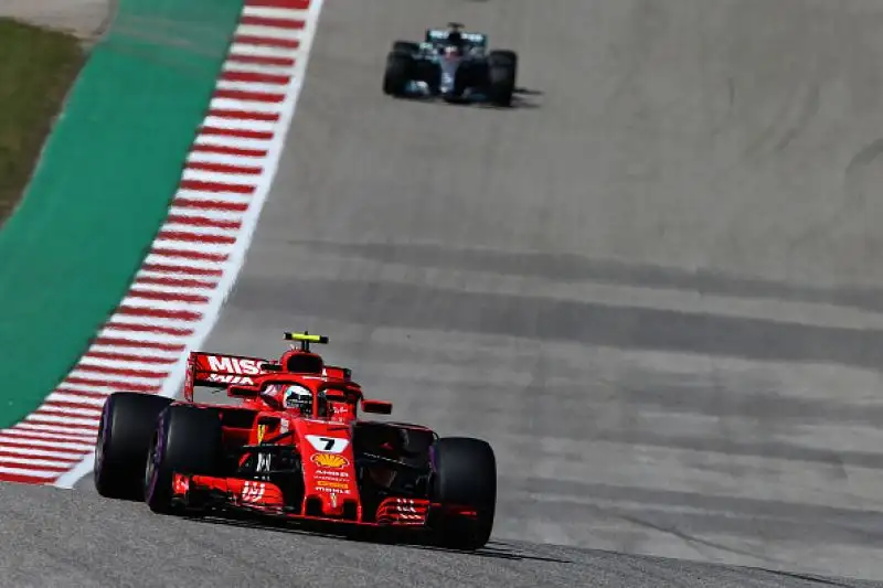Il finlandese della Ferrari torna a vincere dopo cinque anni e mezzo: Vettel sbaglia ancora, rimonta e chiude quarto dietro all'inglese.