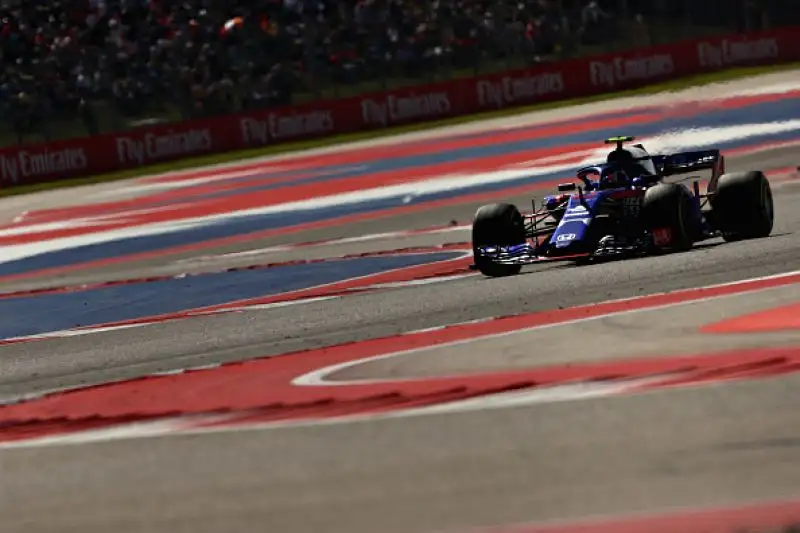 Il finlandese della Ferrari torna a vincere dopo cinque anni e mezzo: Vettel sbaglia ancora, rimonta e chiude quarto dietro all'inglese.