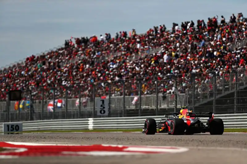 Il finlandese della Ferrari torna a vincere dopo cinque anni e mezzo: Vettel sbaglia ancora, rimonta e chiude quarto dietro all'inglese.
