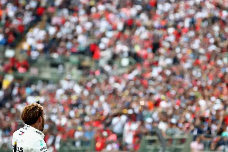 Nella terzultima gara della stagione Lewis Hamilton ha fatto festa entrando nella leggenda del proprio sport grazie al quinto titolo della carriera.