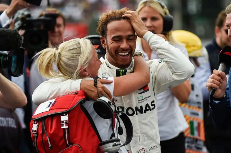 Nella terzultima gara della stagione Lewis Hamilton ha fatto festa entrando nella leggenda del proprio sport grazie al quinto titolo della carriera.