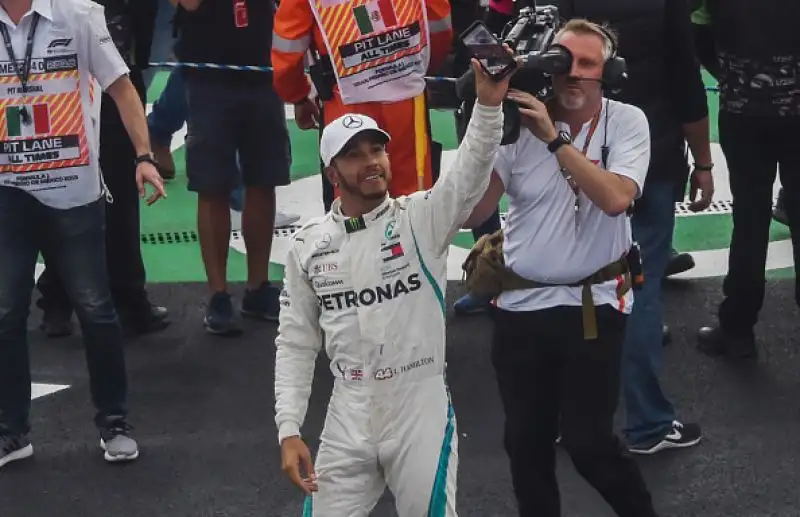 Nella terzultima gara della stagione Lewis Hamilton ha fatto festa entrando nella leggenda del proprio sport grazie al quinto titolo della carriera.