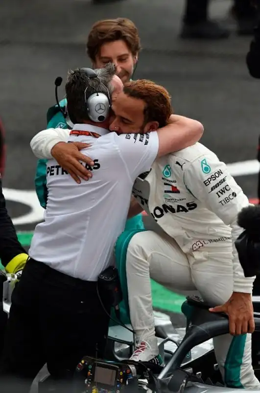 Nella terzultima gara della stagione Lewis Hamilton ha fatto festa entrando nella leggenda del proprio sport grazie al quinto titolo della carriera.