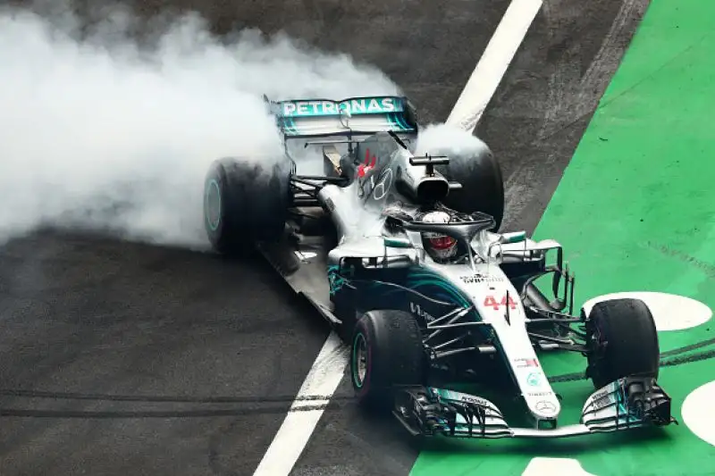 Nella terzultima gara della stagione Lewis Hamilton ha fatto festa entrando nella leggenda del proprio sport grazie al quinto titolo della carriera.