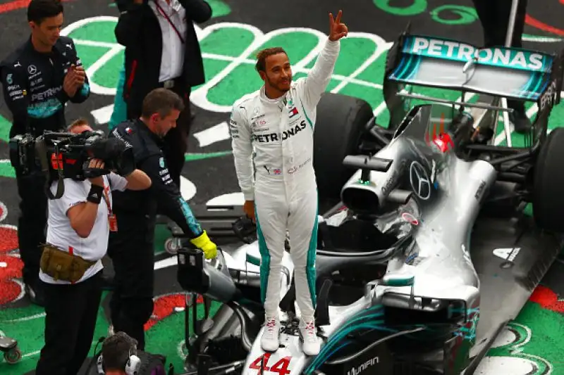 Nella terzultima gara della stagione Lewis Hamilton ha fatto festa entrando nella leggenda del proprio sport grazie al quinto titolo della carriera.