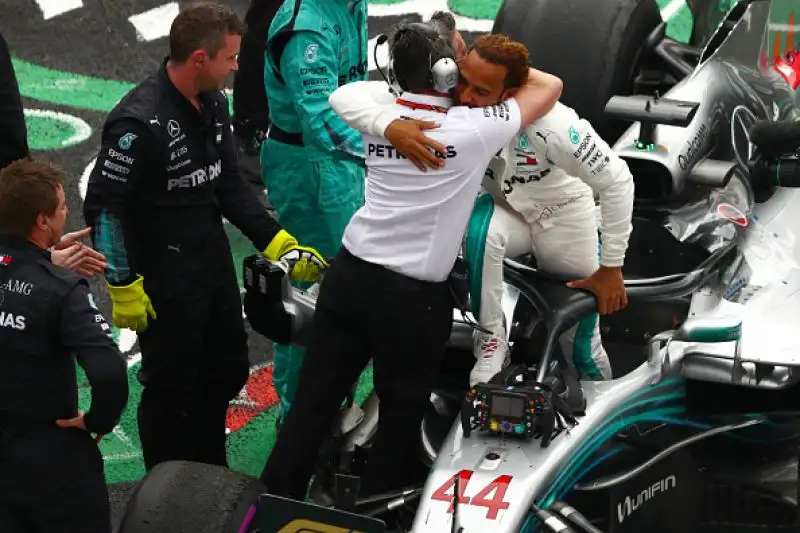 Nella terzultima gara della stagione Lewis Hamilton ha fatto festa entrando nella leggenda del proprio sport grazie al quinto titolo della carriera.