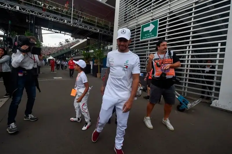Nella terzultima gara della stagione Lewis Hamilton ha fatto festa entrando nella leggenda del proprio sport grazie al quinto titolo della carriera.