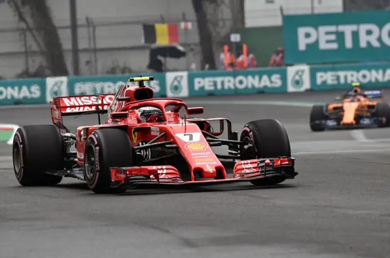 Nelle prime prove Max Verstappen è stato il più veloce davanti a Daniel Ricciardo. Carlos Sainz, si è conquistato la terza piazza, mettendosi alle spalle Sebastian Vettel, settimo Hamilton.
