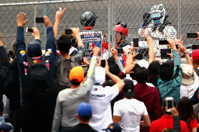 Nelle prime prove Max Verstappen è stato il più veloce davanti a Daniel Ricciardo. Carlos Sainz, si è conquistato la terza piazza, mettendosi alle spalle Sebastian Vettel, settimo Hamilton.
