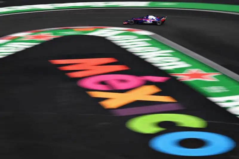 Nelle prime prove Max Verstappen è stato il più veloce davanti a Daniel Ricciardo. Carlos Sainz, si è conquistato la terza piazza, mettendosi alle spalle Sebastian Vettel, settimo Hamilton.