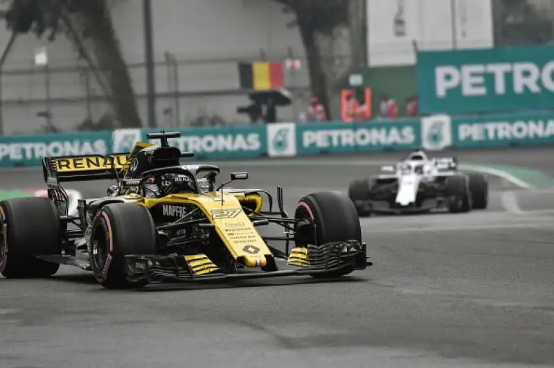 Nelle prime prove Max Verstappen è stato il più veloce davanti a Daniel Ricciardo. Carlos Sainz, si è conquistato la terza piazza, mettendosi alle spalle Sebastian Vettel, settimo Hamilton.