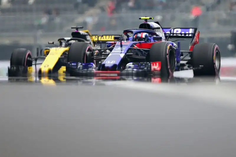Nelle prime prove Max Verstappen è stato il più veloce davanti a Daniel Ricciardo. Carlos Sainz, si è conquistato la terza piazza, mettendosi alle spalle Sebastian Vettel, settimo Hamilton.