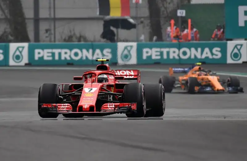 Nelle prime prove Max Verstappen è stato il più veloce davanti a Daniel Ricciardo. Carlos Sainz, si è conquistato la terza piazza, mettendosi alle spalle Sebastian Vettel, settimo Hamilton.