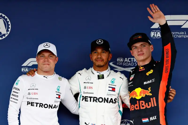 Il pilota britannico partirà davanti a Bottas e a Verstappen. NMale la Ferrari, che ingannata dalla pioggia sbaglia la scelta delle gomme: Vettel è nono, Raikkonen quarto.