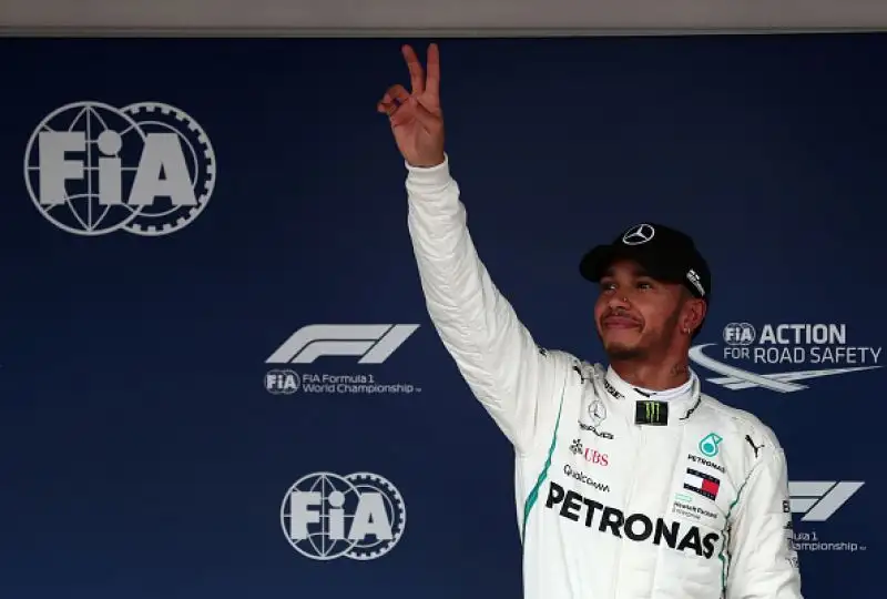 Il pilota britannico partirà davanti a Bottas e a Verstappen. NMale la Ferrari, che ingannata dalla pioggia sbaglia la scelta delle gomme: Vettel è nono, Raikkonen quarto.