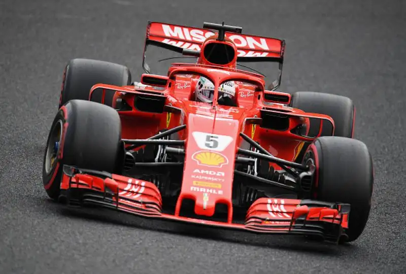 Il pilota britannico partirà davanti a Bottas e a Verstappen. NMale la Ferrari, che ingannata dalla pioggia sbaglia la scelta delle gomme: Vettel è nono, Raikkonen quarto.
