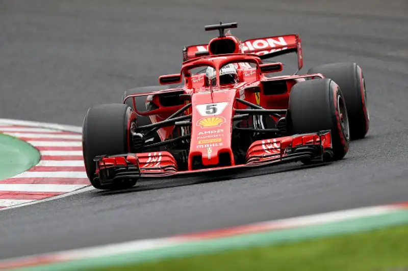Il pilota britannico partirà davanti a Bottas e a Verstappen. NMale la Ferrari, che ingannata dalla pioggia sbaglia la scelta delle gomme: Vettel è nono, Raikkonen quarto.