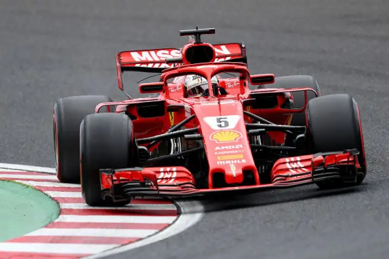 Il pilota britannico partirà davanti a Bottas e a Verstappen. NMale la Ferrari, che ingannata dalla pioggia sbaglia la scelta delle gomme: Vettel è nono, Raikkonen quarto.