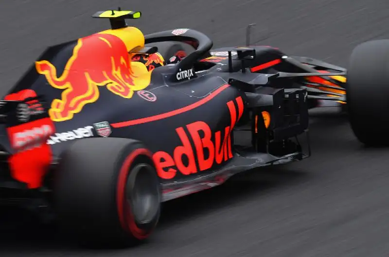 Il pilota britannico partirà davanti a Bottas e a Verstappen. NMale la Ferrari, che ingannata dalla pioggia sbaglia la scelta delle gomme: Vettel è nono, Raikkonen quarto.