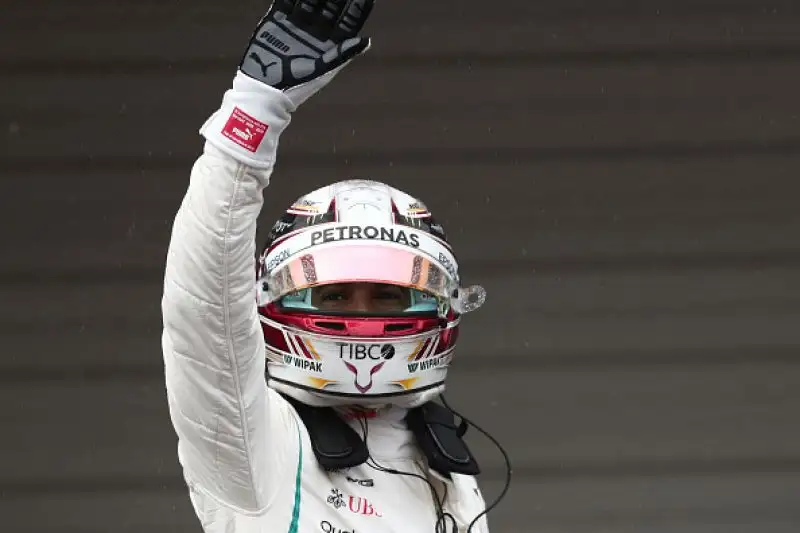 Il pilota britannico partirà davanti a Bottas e a Verstappen. NMale la Ferrari, che ingannata dalla pioggia sbaglia la scelta delle gomme: Vettel è nono, Raikkonen quarto.