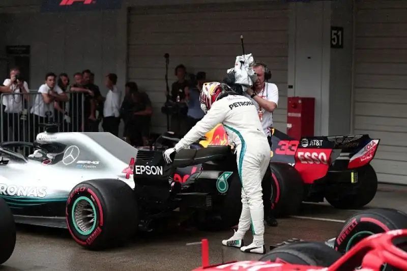 Il pilota britannico partirà davanti a Bottas e a Verstappen. NMale la Ferrari, che ingannata dalla pioggia sbaglia la scelta delle gomme: Vettel è nono, Raikkonen quarto.