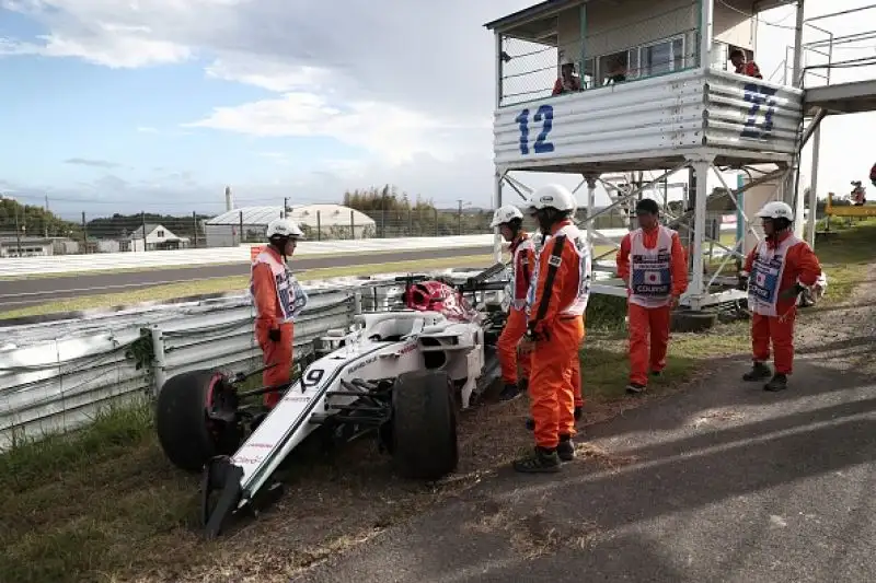 Il pilota britannico partirà davanti a Bottas e a Verstappen. NMale la Ferrari, che ingannata dalla pioggia sbaglia la scelta delle gomme: Vettel è nono, Raikkonen quarto.