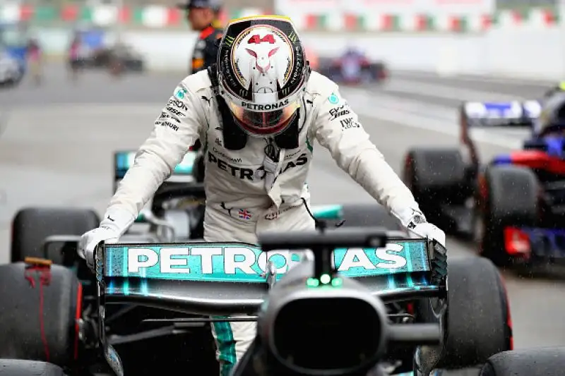 Il pilota britannico partirà davanti a Bottas e a Verstappen. NMale la Ferrari, che ingannata dalla pioggia sbaglia la scelta delle gomme: Vettel è nono, Raikkonen quarto.