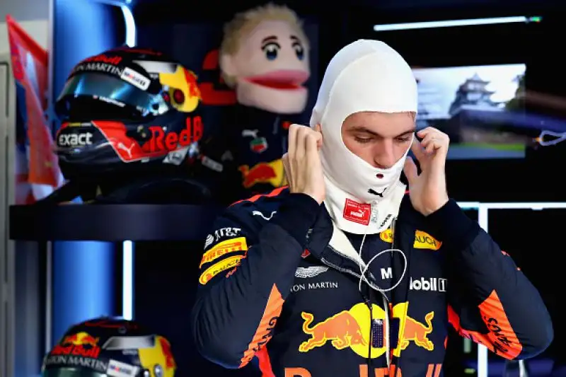 Il pilota britannico partirà davanti a Bottas e a Verstappen. NMale la Ferrari, che ingannata dalla pioggia sbaglia la scelta delle gomme: Vettel è nono, Raikkonen quarto.