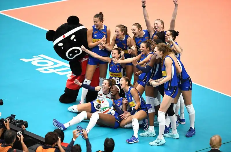 Egonu e compagne in delirio dopo la vittoria per 3-2 in semifinale contro la Cina: ora c'è la Serbia in finale.