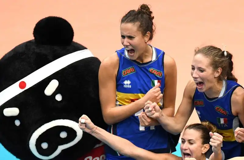 Egonu e compagne in delirio dopo la vittoria per 3-2 in semifinale contro la Cina: ora c'è la Serbia in finale.