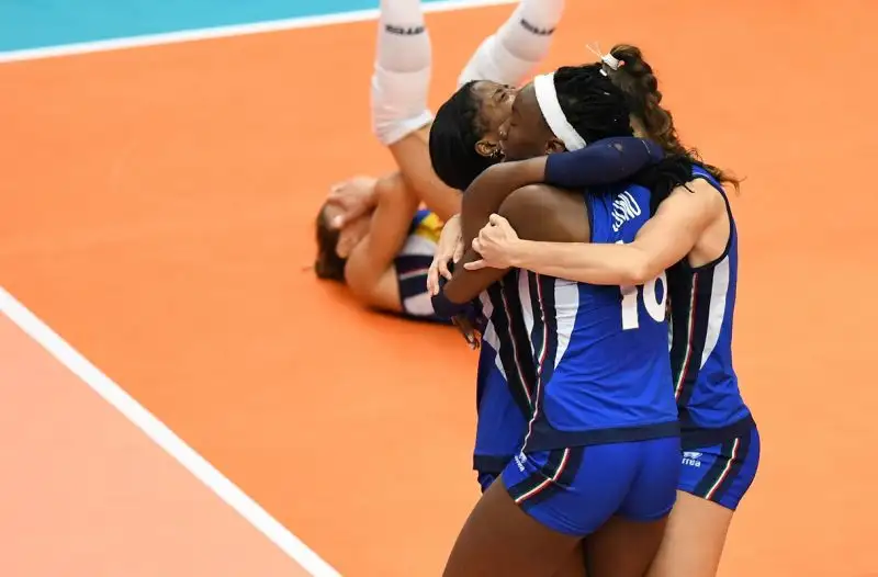 Egonu e compagne in delirio dopo la vittoria per 3-2 in semifinale contro la Cina: ora c'è la Serbia in finale.