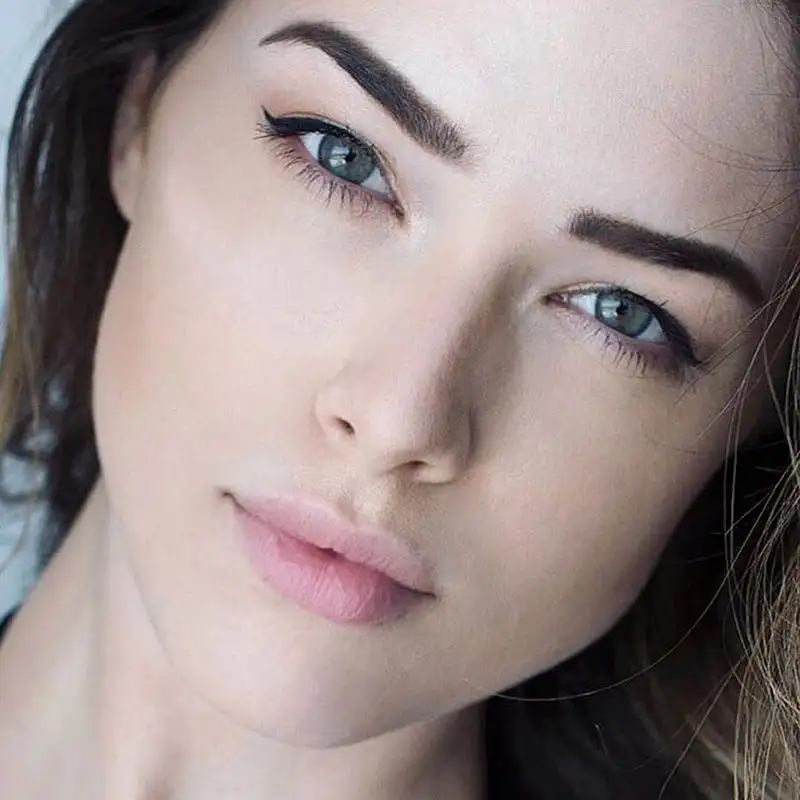 Oltre a posare per Playboy Lauren è un'appassionata e un'ottima giocatrice di videogames.