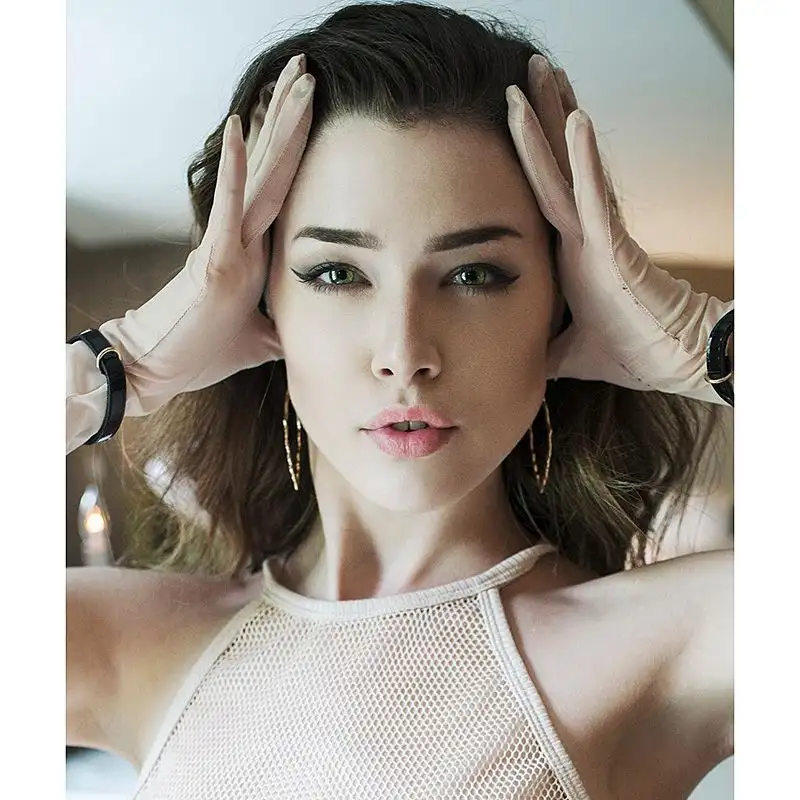 Oltre a posare per Playboy Lauren è un'appassionata e un'ottima giocatrice di videogames.