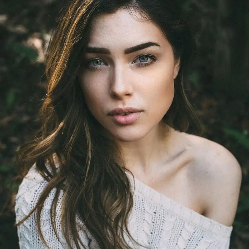 Oltre a posare per Playboy Lauren è un'appassionata e un'ottima giocatrice di videogames.