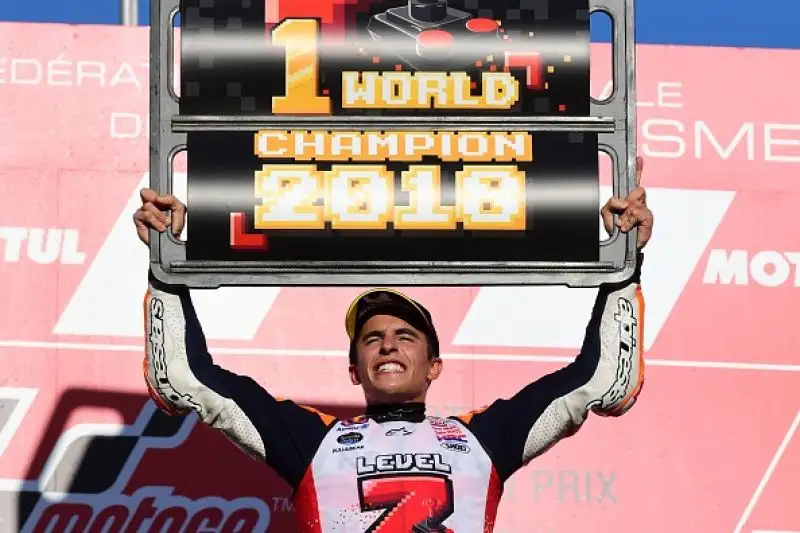 Marquez è campione del mondo per la settima volta a soli 25 anni. Il centauro della Honda vince il Gran Premio del Giappone precedendo Crutchlow e Rins, a terra Dovizioso dopo un lungo duello.
